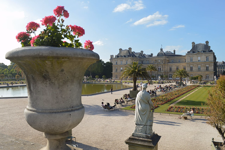Flores, estátua e relvados em frente ao Palácio do Luxemburgo