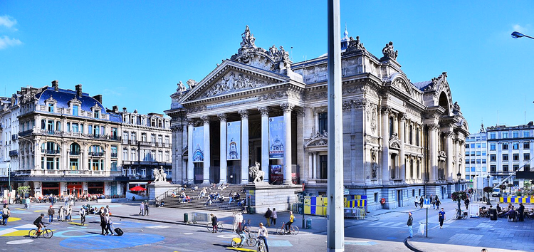 Gevel van het Beursgebouw in Brussel met zijn zuilengalerij