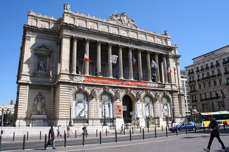 Nyklassisistisk fasade på Palais de la Bourse i Marseille med kolonnade