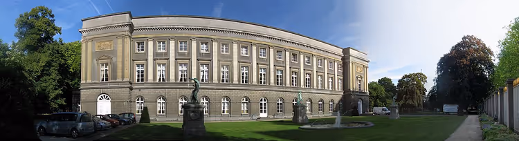 Panorama van het Paleis der Academiën met een groen park