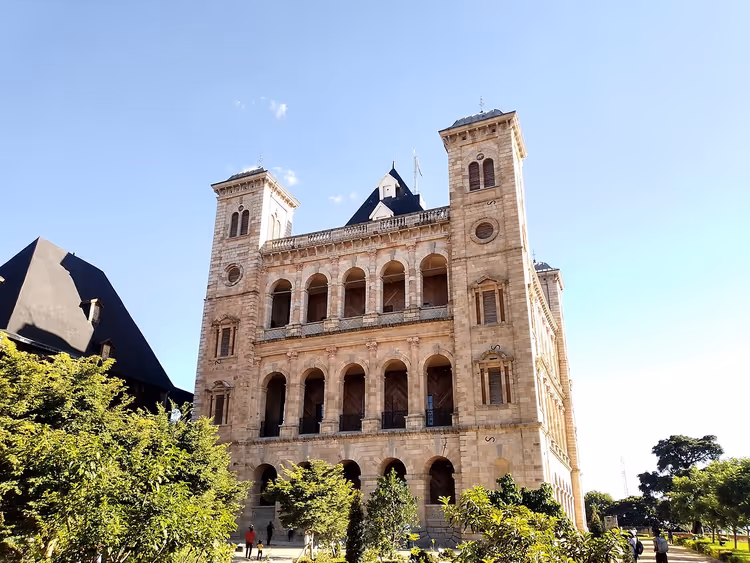 Ruva-kongepalasset med tårn og buer