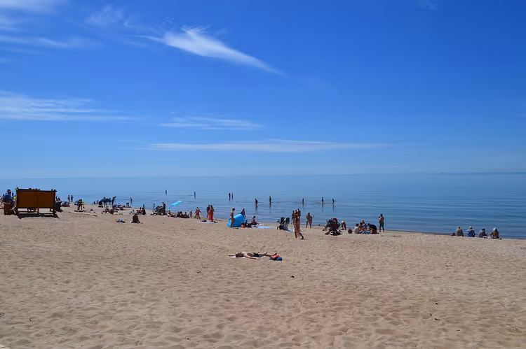 Песчаный пляж Паланги и Балтийское море летом