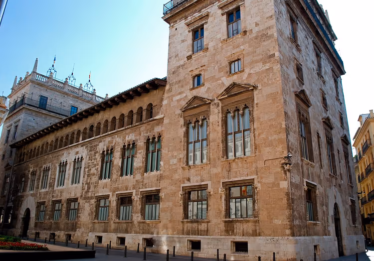 Fachada de pedra do Palácio da Generalitat em Valência