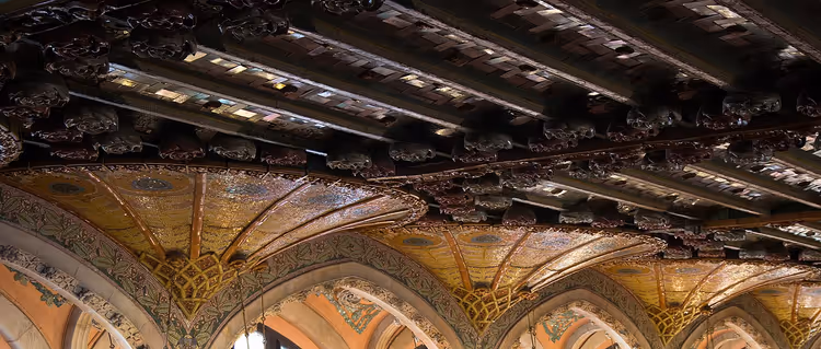 Palau de la Música Catalana'nın vitray kubbeli ve mozaikli tavanı