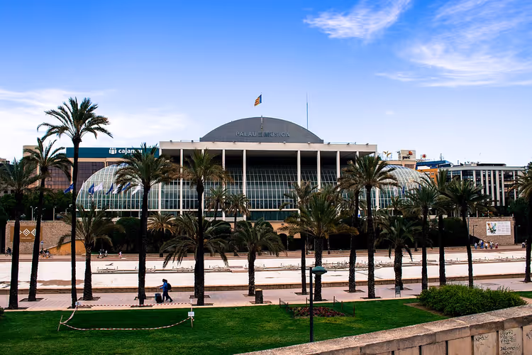 Palácio da Música em Valência com palmeiras