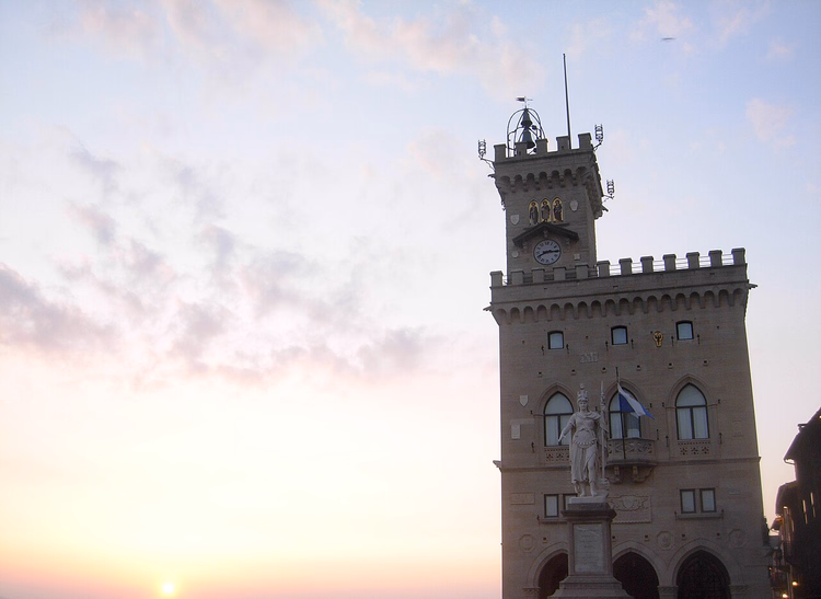 Palazzo Pubblico og Frihetsstatuen i solnedgang