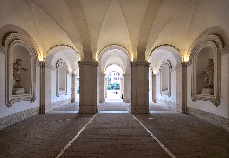 Pórtico abobadado do Palazzo Barberini com estátuas em nichos