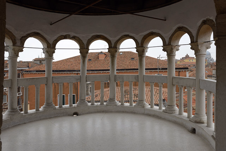 Buet utsiktsplattform på Bovolo-trappen over takene i Venezia