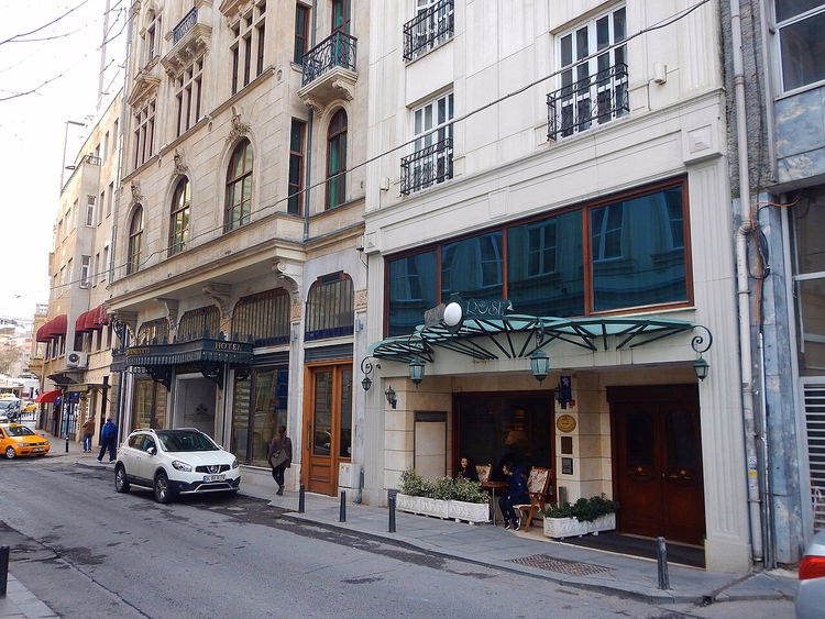 Ulica Beyoğlu ze starymi fasadami i hotelem