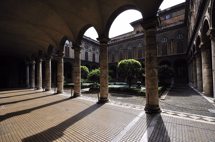 Roma'daki Palazzo Doria Pamphilj'in kemerli avlusu