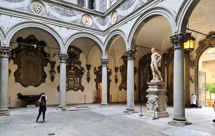 Den indre gårdsplassen til Palazzo Medici Riccardi med buer