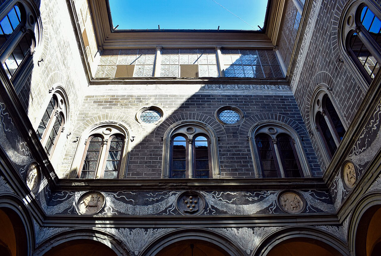 Binnenplaats van Palazzo Medici Riccardi met kruisvensters