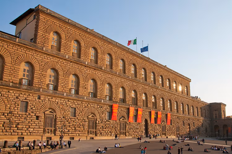 Fasaden til Palazzo Pitti sent på ettermiddagen