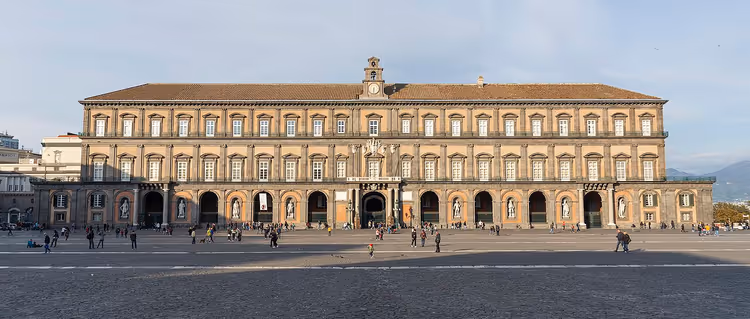 Det kongelige slottet i Napoli, sett fra Piazza del Plebiscito