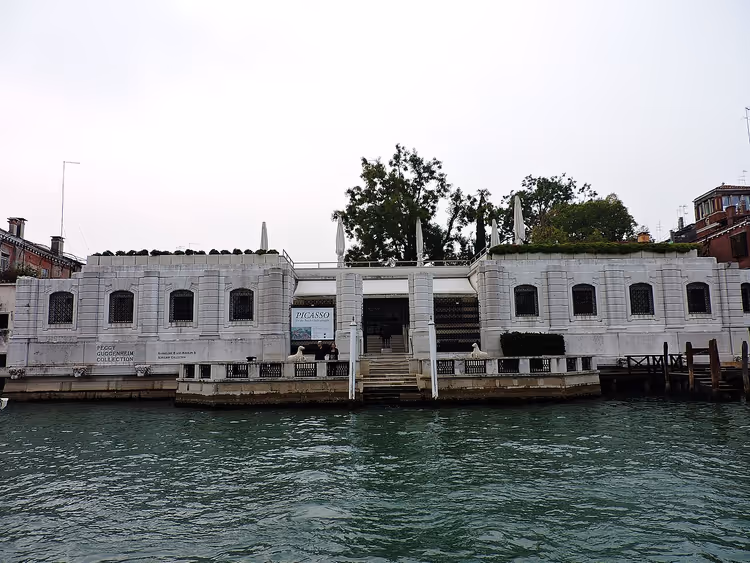 Wit Palazzo Venier dei Leoni met tuin aan het Canal Grande