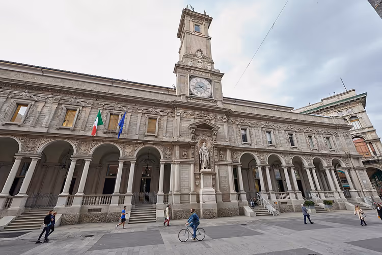 Palass med klokketårn og arkader i Milano