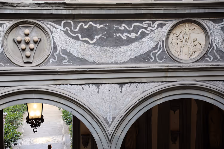 Fries met Medici-wapens op de binnenplaats van Palazzo Medici Riccardi