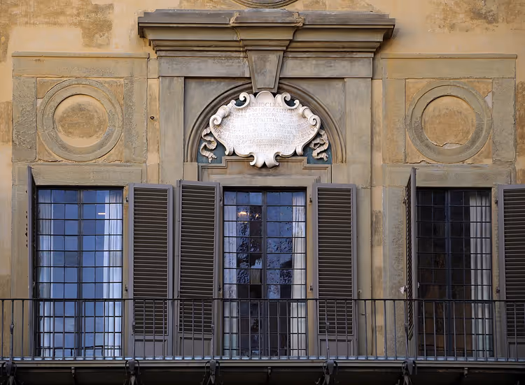 Gevel van Palazzo Medici Riccardi met ramen en een plaquette uit 1688