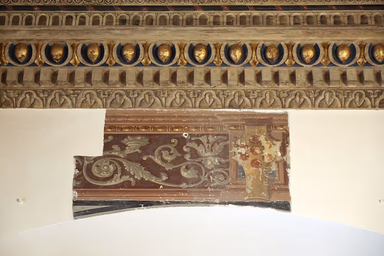 Fragment van een schilderij met ornament onder een gesneden kroonlijst