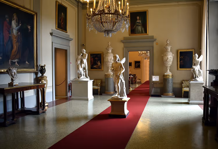 Galerijzaal met kroonluchter en sculpturen