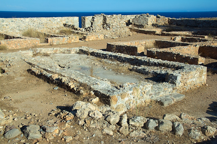 Ruinen der Festung Kastro in Paleochora über dem Meer