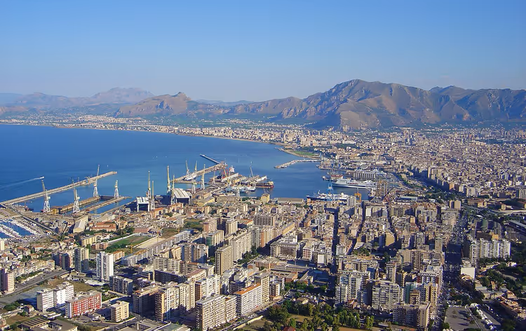 Panorama over Palermo med havn og fjell