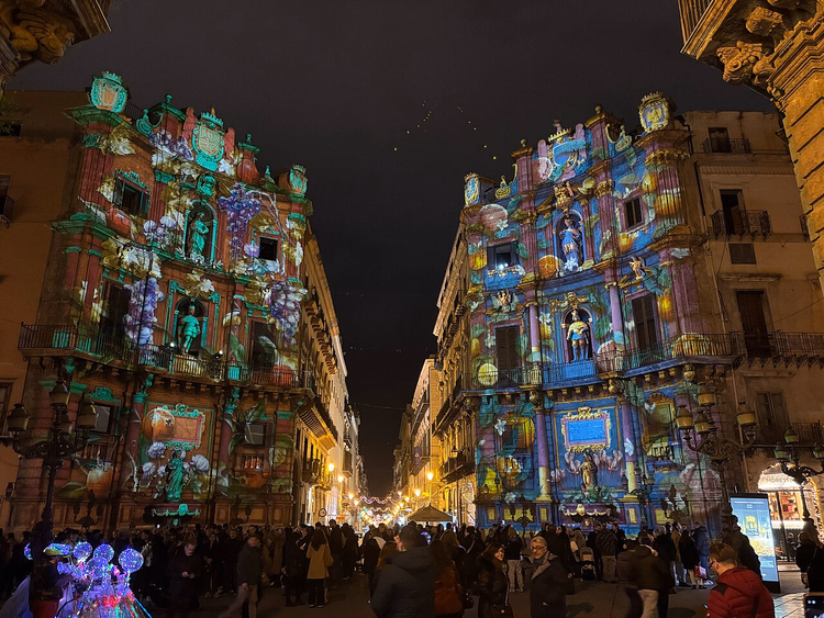Verlichte barokke gevels van Quattro Canti in Palermo bij nacht