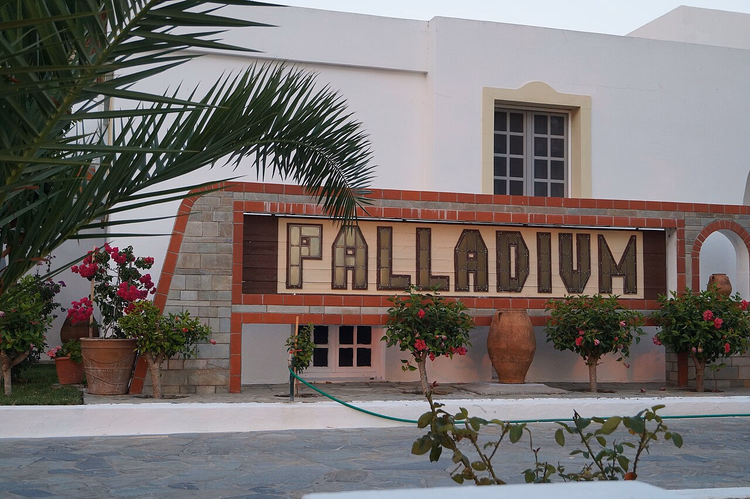 Palladium-bord bij de hotelingang