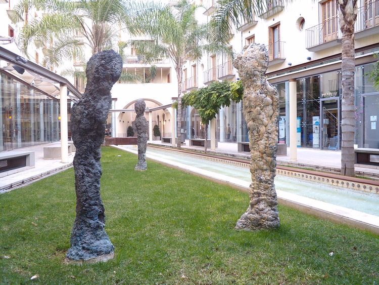 Innenhof mit Palmen und Skulpturen in Palma