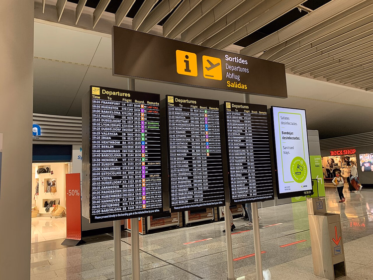 Palma Havalimanı terminalindeki kalkış panosu