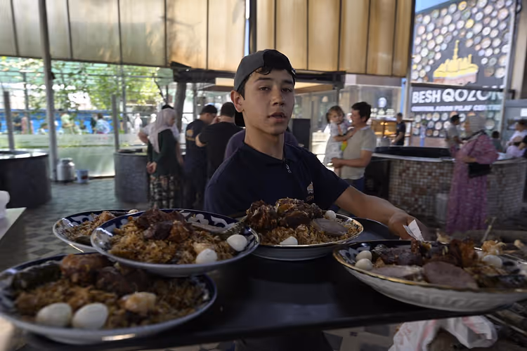 Jonge ober draagt borden met plov