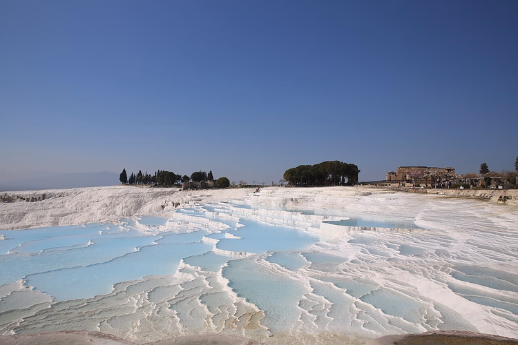 Pamukkale-Travertinterrassen mit blauem Thermalwasser