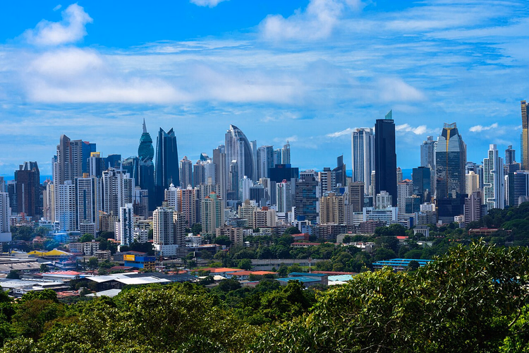 Panama City merkezinde yeşilliklerle çevrili gökdelenler