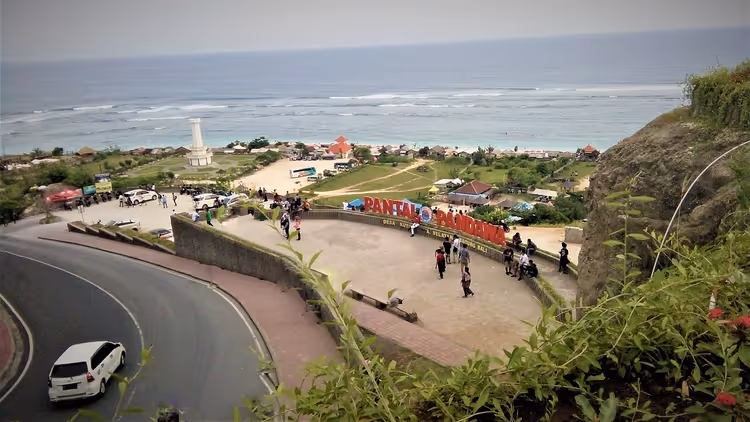 Pandawa Beach op Bali met een weg en de oceaan