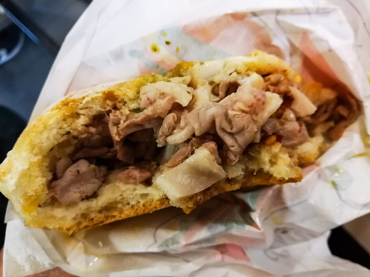 Panino mit Lampredotto im Papier eingewickelt