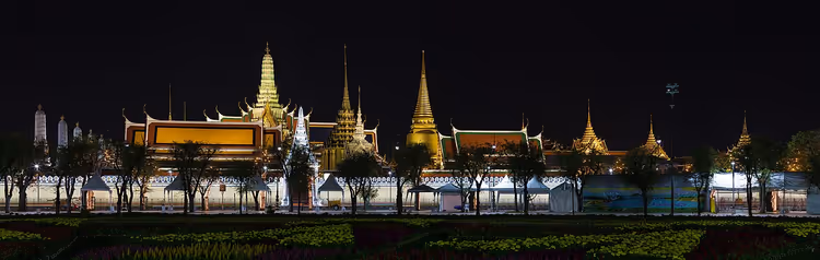 Nachtpanorama van het Grand Palace in Bangkok
