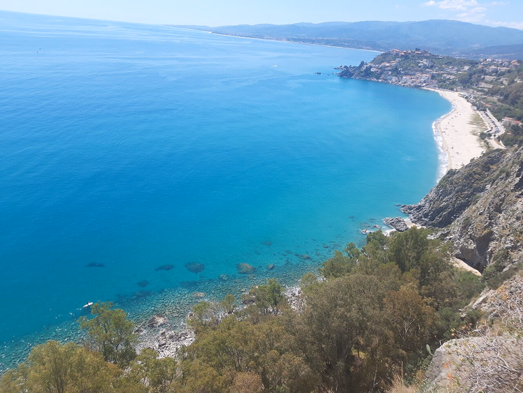 La baia di Caminia con la spiaggia sabbiosa vista dall'alto