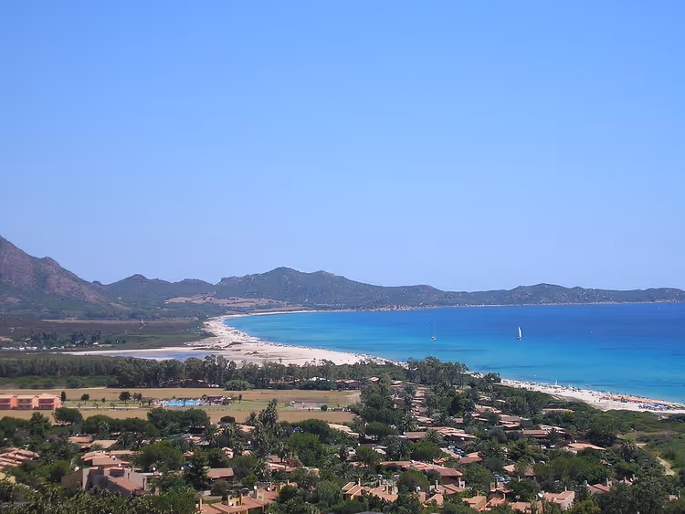 Panoramablick auf Costa Rei mit Strand und Meer