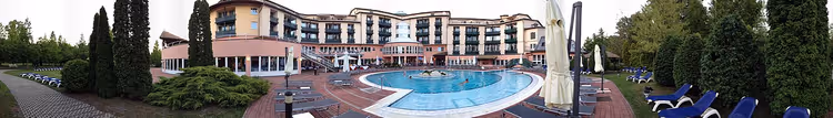 Панорама отеля Lotus Therme с бассейном