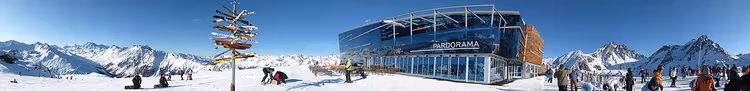 Snødekt panorama av Ischgl med restauranten Pardorama