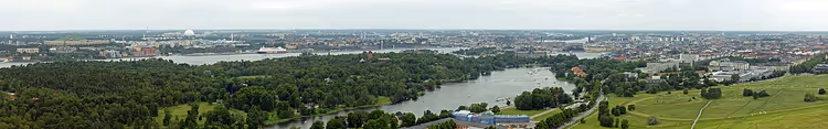 Stadspanorama met water, parken en gebouwen