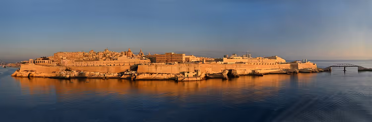 Deniz kenarındaki surlarla Valletta panoraması