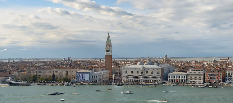 Panorama von Venedig mit dem Markusdom-Campanile und der Uferpromenade