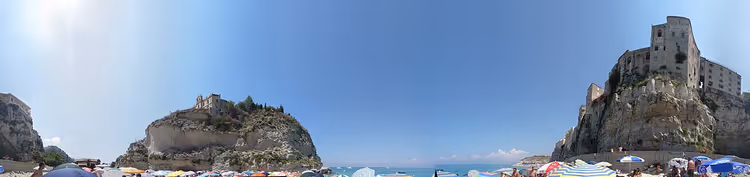 Tropea-stranden med parasoller og byens klippe