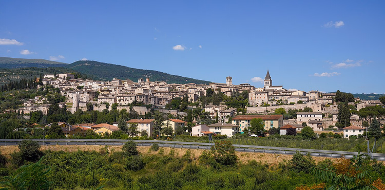 Panorama des mittelalterlichen Spello am Hang