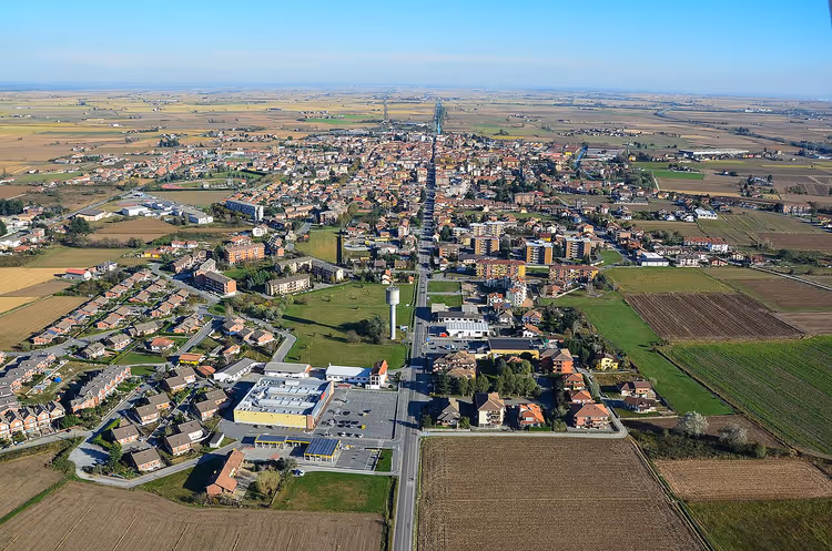 Santhià'nın havadan panoramik görünümü