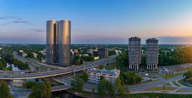 Holzhäuser in Agenskalns am linken Ufer