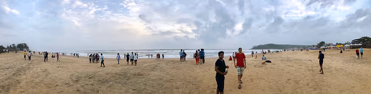 Panorama van Baga Beach in Goa met mensen