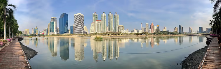 بانوراما لحديقة بنجاكيتي مع بحيرة وناطحات سحاب