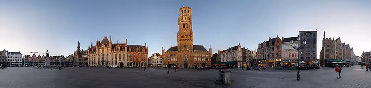 Çan kulesiyle Brugge pazar meydanı panoraması